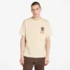 Timberland® Herren-T-Shirt mit «Carrier Slogan»-Grafik auf dem Rücken Timberland® Herren-T-Shirt mit «Carrier Slogan»-Grafik auf dem Rücken