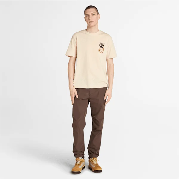 Timberland® Herren-T-Shirt mit «Carrier Slogan»-Grafik auf dem Rücken Timberland® Herren-T-Shirt mit «Carrier Slogan»-Grafik auf dem Rücken