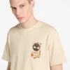 Timberland® Herren-T-Shirt mit «Carrier Slogan»-Grafik auf dem Rücken Timberland® Herren-T-Shirt mit «Carrier Slogan»-Grafik auf dem Rücken